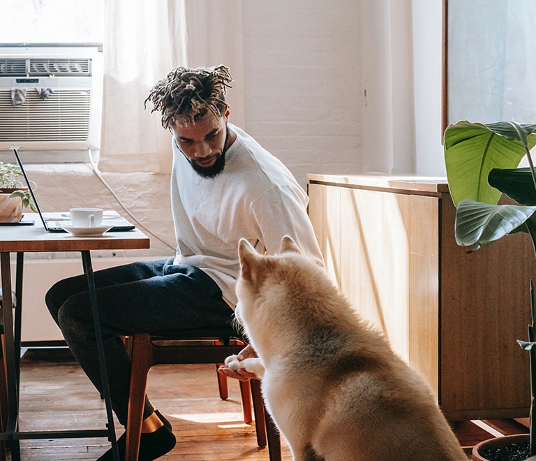 Femme qui se fait lécher le nez par son chien.