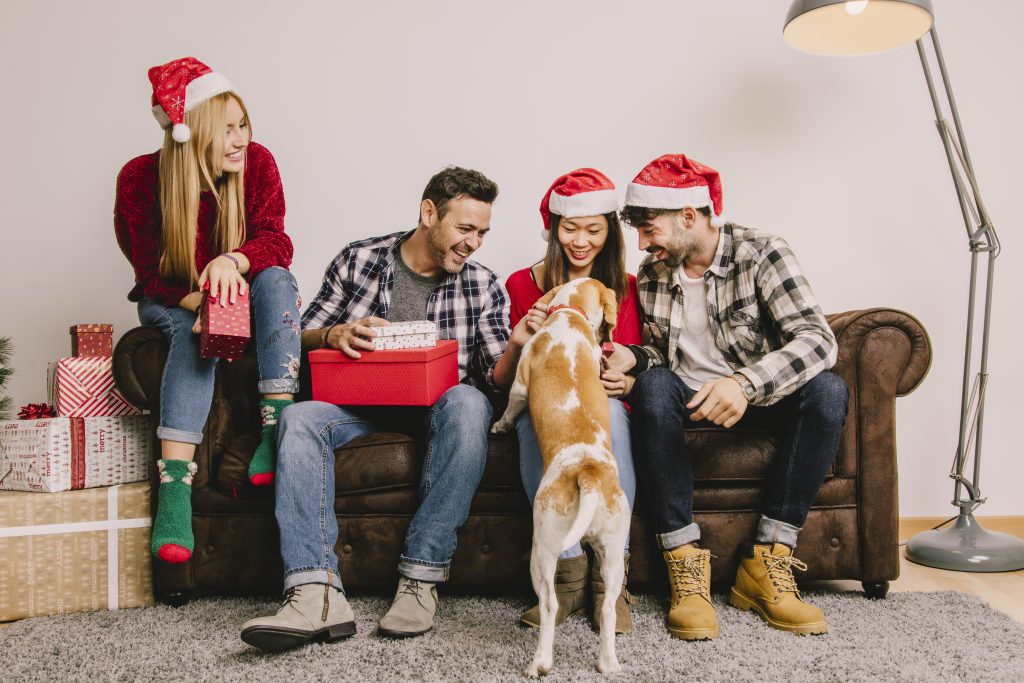 personnes avec un chien à Noël