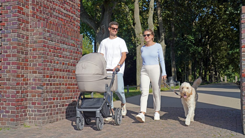 famille avec poussette et chien